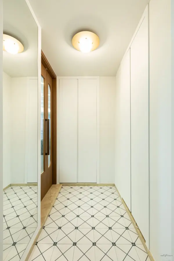 패턴타일이 돋보이는 화이트 모던 현관 인테리어